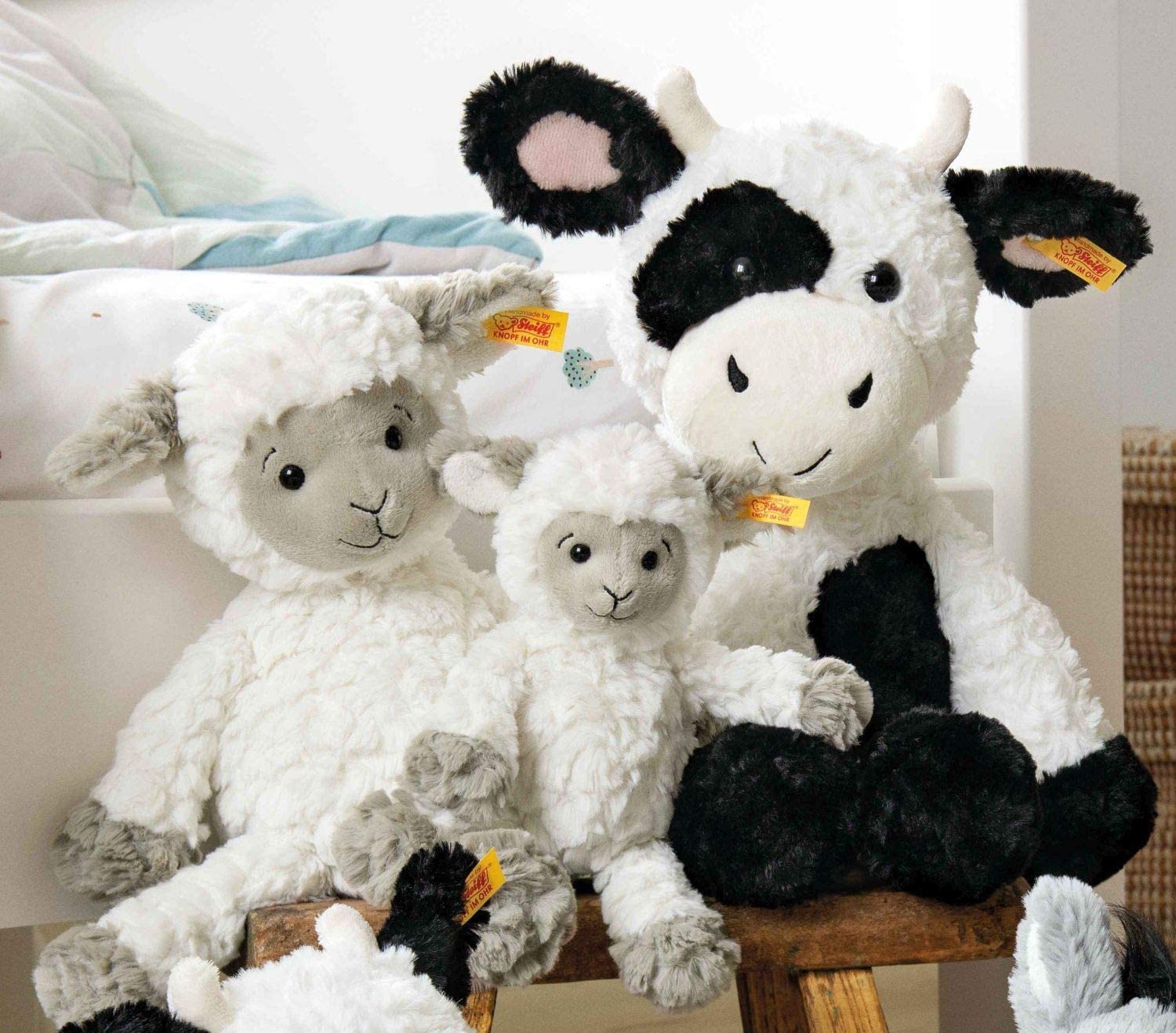 Steiff 073946 Original Plüschtier Lita Lamm, Soft Cuddly Friends Kuscheltier ca. 20 cm, Markenplüsch mit Knopf im Ohr, Schmusefreund für Babys von Geburt an, weiß-braungrau
