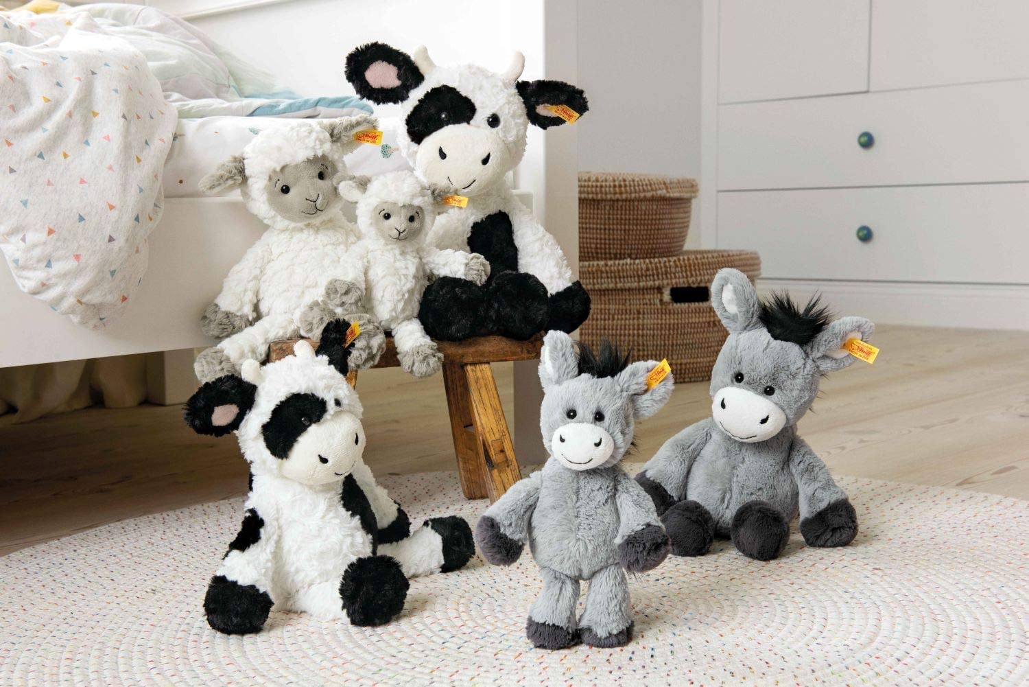 Steiff 073946 Original Plüschtier Lita Lamm, Soft Cuddly Friends Kuscheltier ca. 20 cm, Markenplüsch mit Knopf im Ohr, Schmusefreund für Babys von Geburt an, weiß-braungrau