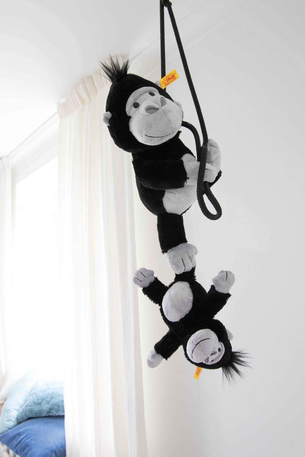 Steiff 069116 Original Plüschtier Bongy Gorilla, Soft Cuddly Friends Kuscheltier ca. 30 cm, Markenplüsch mit Knopf im Ohr, Schmusefreund für Babys von Geburt an, schwarz-hellgrau